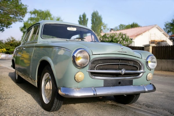 שיפוץ רכבים בחצר הבית התחביב המשפחתי שמתחיל עם שמפו עבור הרכב